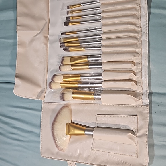 Brand new travel size make up brush set - Picture 3 of 16